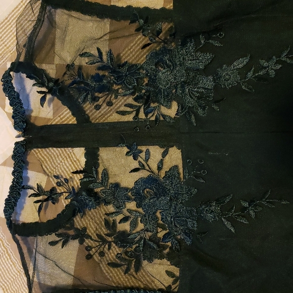 Like new stunning forest green dress.lace detail throughout - Picture 14 of 16